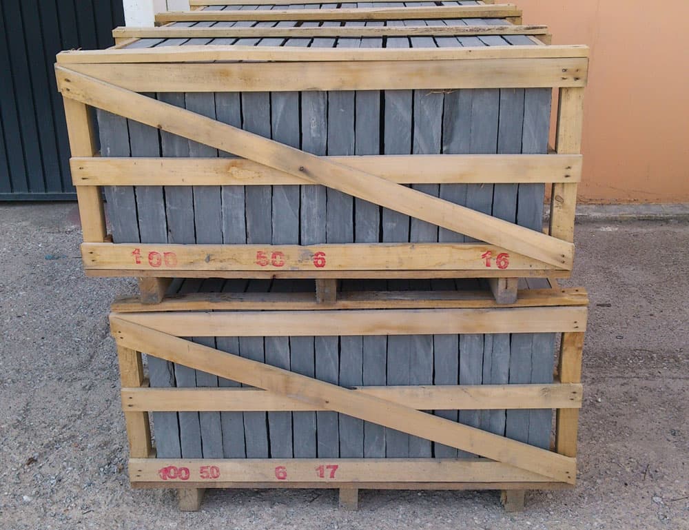 Schiefer Bodenplatte