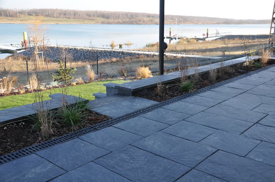 Schiefer Bodenplatte